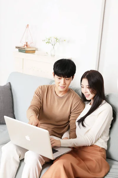 Asian Korean Couple Having Cozy Time Laptop Streaming Video Movie — Stock Photo, Image