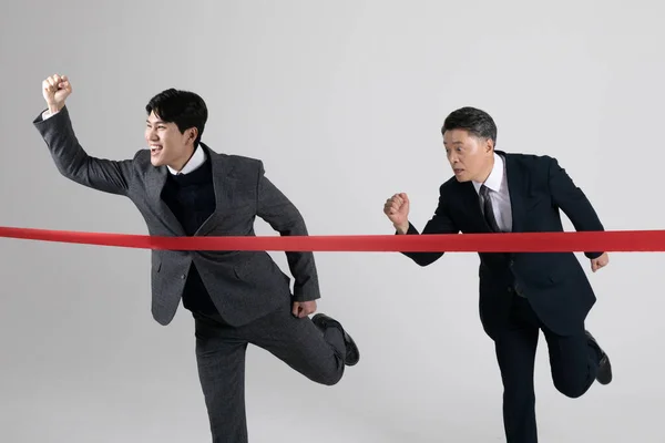 Conceito Negócio Coreano Asiático Velho Jovem Homens Indo Para Linha — Fotografia de Stock