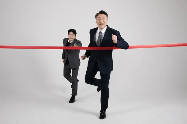 Conceito Negócio Coreano Asiático Velho Jovem Homens Indo Para Linha — Fotografia de Stock