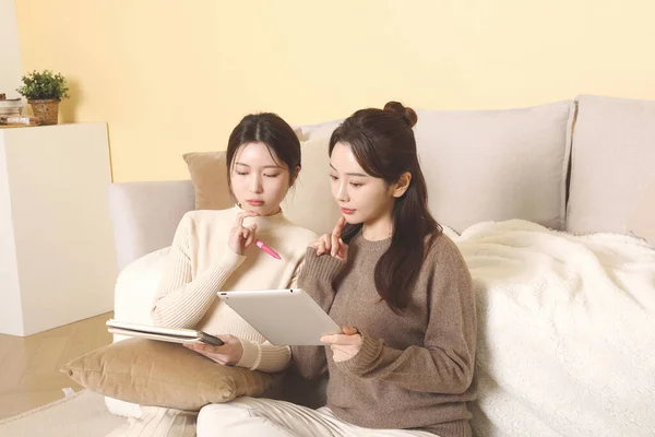 Азіатські Корейські Жінки Друзі Які Відвідують Онлайн Клас Дивитися Відео — стокове фото