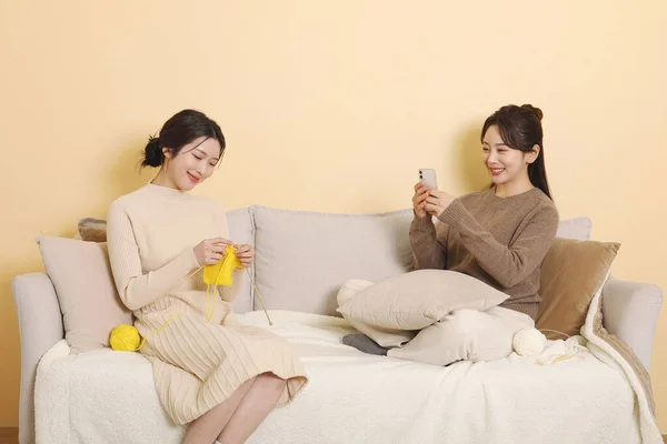 Asiático Coreano Mulheres Melhores Amigos Gostando Tricô Hobby — Fotografia de Stock