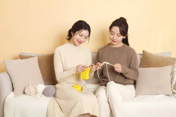 Asian Korean Women Best Friends Enjoying Knitting Hobby — Stock Photo, Image