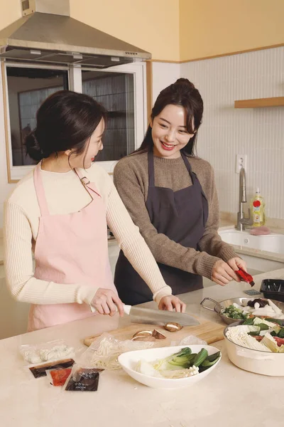 Bonito Asiático Coreano Mulheres Cozinhar Casa Refeição Kit — Fotografia de Stock