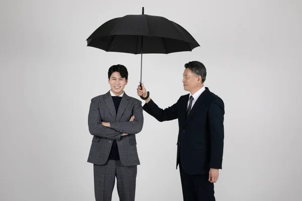 Conceito Negócio Coreano Asiático Velho Jovem Homens Segurando Guarda Chuva — Fotografia de Stock