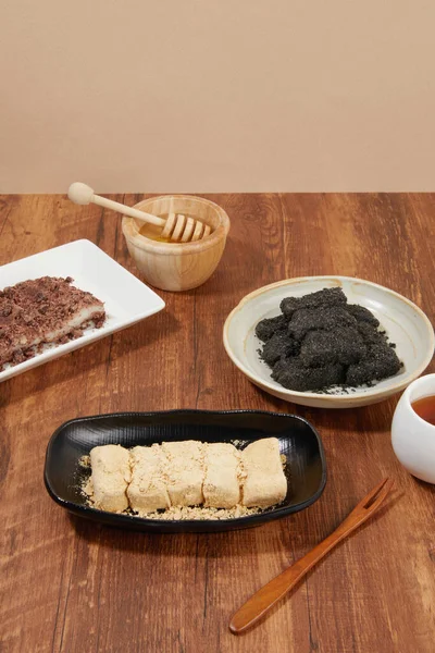 Makanan Penutup Tradisional Korea Set Kue Beras Kacang Hitam Injeolmi — Stok Foto