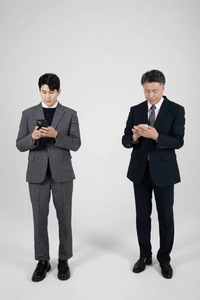Koreli Yaşlılar Gençler Akıllı Telefon Kullanıyor — Stok fotoğraf
