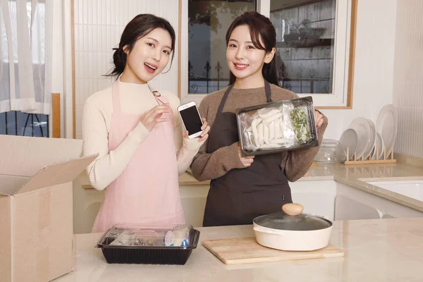 Όμορφες Ασιάτισσες Κορεάτισσες Μαγειρεύουν Σπιτικό Φαγητό — Φωτογραφία Αρχείου
