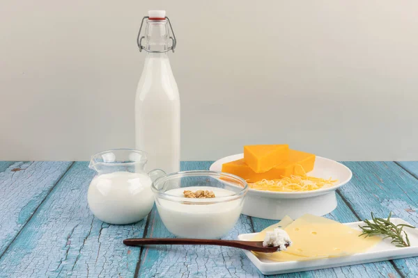Μια Συλλογή Από Γάλα Και Γιαούρτι Τυρί Ανοιχτό Γκρι Και — Φωτογραφία Αρχείου