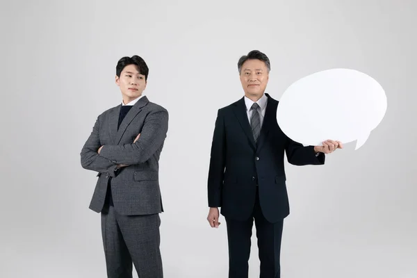 Conceito Negócio Coreano Asiático Velho Jovem Homens Segurando Fala Bolha — Fotografia de Stock