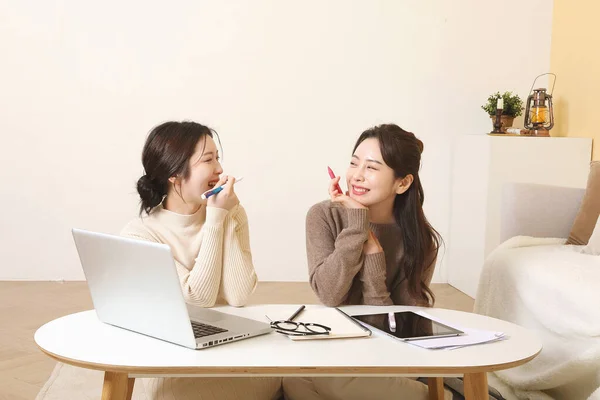 Азіатські Корейські Жінки Друзі Які Відвідують Онлайн Клас Ноутбуком — стокове фото