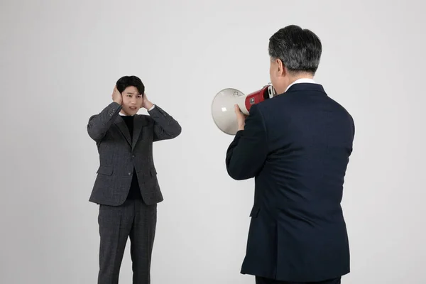 Business Concept Coreano Asiatico Vecchi Giovani Uomini Urlando Megafono — Foto Stock