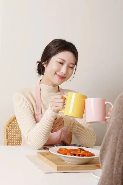 亚洲裔韩国妇女在室内喝茶的冬季观念 — 图库照片