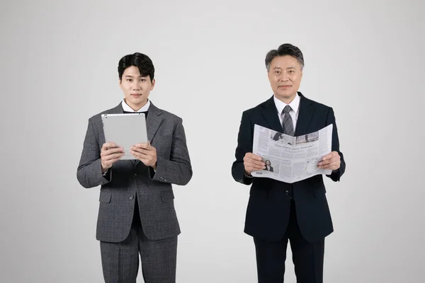 Koreli Asyalı Yaşlılar Gençler Tablet Bilgisayar Kullanıyor Gazete Okuyor — Stok fotoğraf