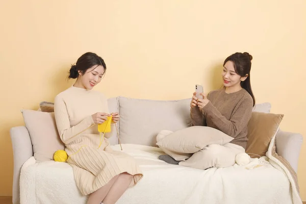 Azjatyckie Koreańskie Kobiety Spędzają Czas Wewnątrz Zimie Koncepcja — Zdjęcie stockowe