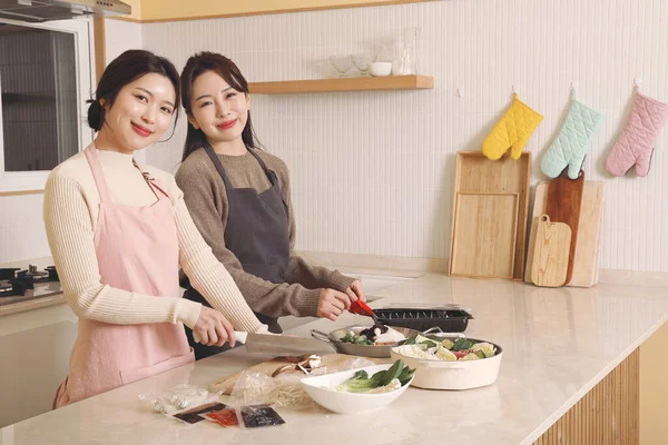 美しいアジア系韓国人女性家庭料理キット — ストック写真