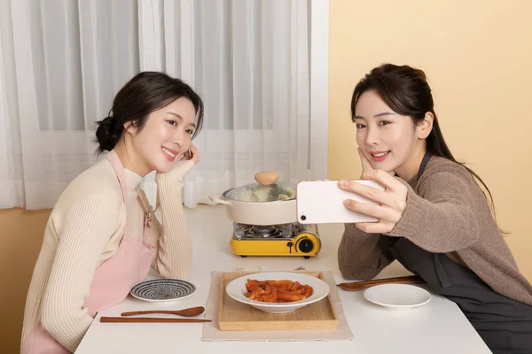 Ασιάτισσες Γυναίκες Από Την Κορέα Φωτογραφίζουν Φαγητό Περνούν Χρόνο Εσωτερικούς — Φωτογραφία Αρχείου