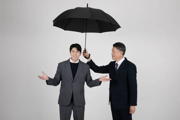 Conceito Negócio Coreano Asiático Velho Jovem Homens Segurando Guarda Chuva — Fotografia de Stock