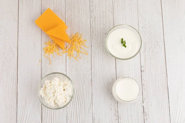 Γιαούρτι Γάλα Και Τυρί Φόντο Από Λευκό Ξύλο — Φωτογραφία Αρχείου
