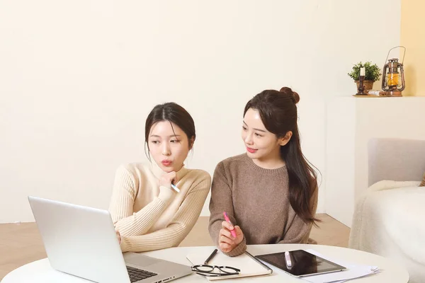 アジア系韓国人女性の友達がノートパソコンでオンラインクラスに参加 — ストック写真