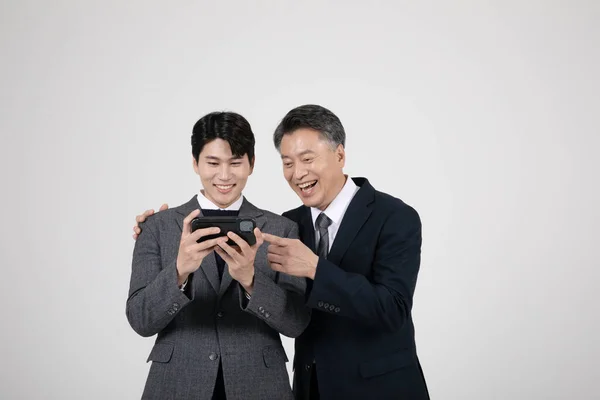 Conceito Negócio Coreano Asiático Velho Jovem Homens Usando Smartphone — Fotografia de Stock