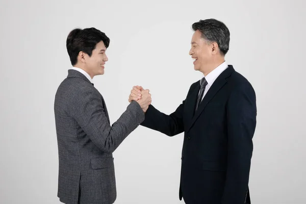 Conceito Negócio Coreano Asiático Velho Jovem Homens Segurando Mãos Uns — Fotografia de Stock