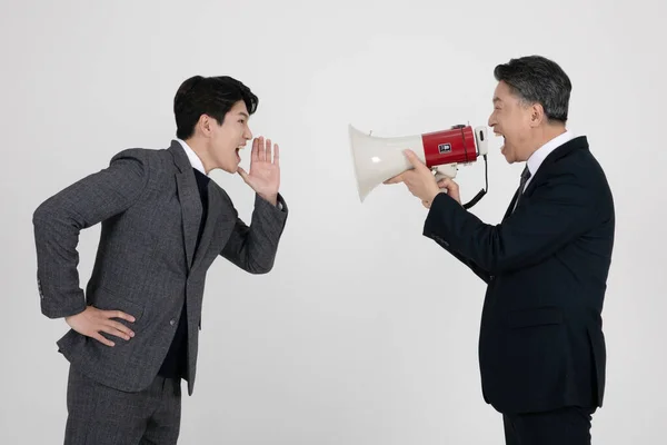 Conceito Negócio Coreano Asiático Velho Jovem Homens Gritando Megafone — Fotografia de Stock