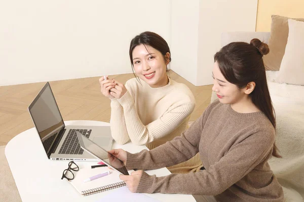 Asiático Coreano Mulheres Amigos Assistindo Online Classe Assistindo Vídeo Tutorial — Fotografia de Stock