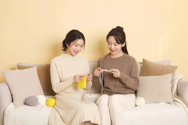 Asian Korean Women Best Friends Enjoying Knitting Hobby — Stock Photo, Image