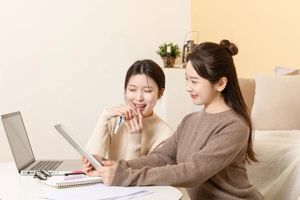 Asiático Coreano Mulheres Amigos Assistindo Online Classe Assistindo Vídeo Tutorial — Fotografia de Stock