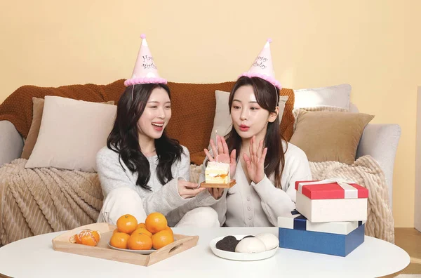 Asiatiche Coreane Migliori Amici Che Celebrano Compleanno Soffiando Candele Torta — Foto Stock