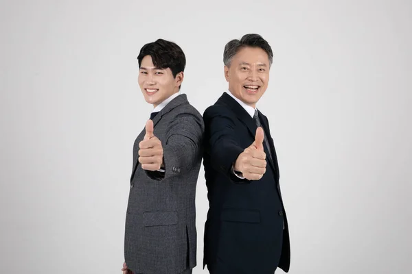 ビジネスコンセプト韓国系アジア人の老人と手の動きを持つ若者 — ストック写真