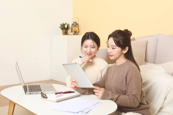 Asiático Coreano Mulheres Amigos Assistindo Online Classe Com Laptop Computador — Fotografia de Stock