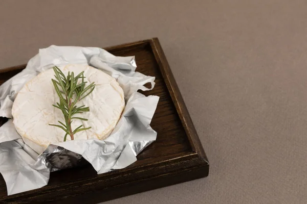Rosemary Herb Brie Cheese Background Coklat — Stok Foto