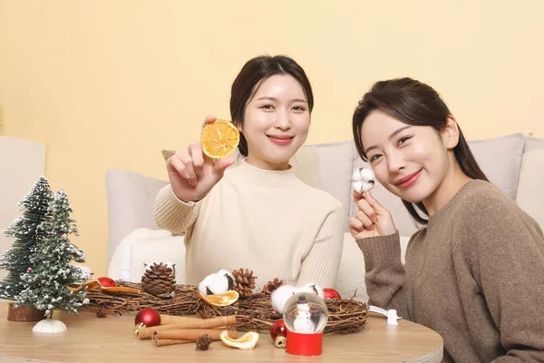 亚洲的韩国女人在室内做圣诞花环 — 图库照片