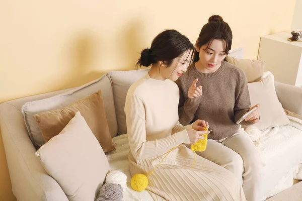 Asian Korean Women Best Friends Enjoying Knitting Hobby — Stock Photo, Image