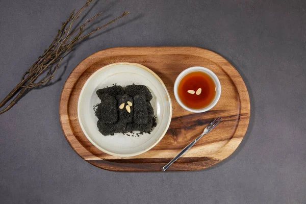 Makanan Penutup Tradisional Korea Kue Beras Injeolmi Dan Teh Jujube — Stok Foto