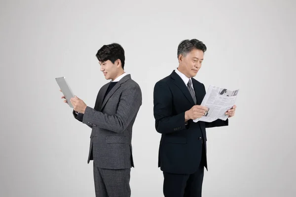 Geschäftskonzept Koreanische Asiatische Alte Und Junge Männer Die Tablet Benutzen — Stockfoto