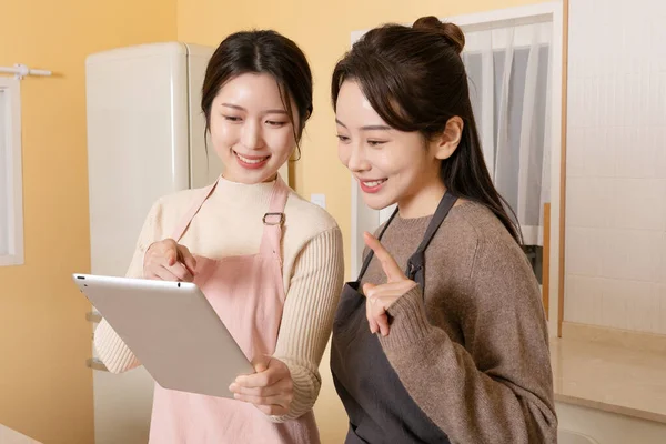 Asiática Coreana Mulheres Cozinhar Alimentos Com Receita Tablet Streaming — Fotografia de Stock