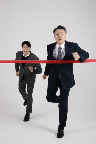 Concept Entreprise Coréen Asiatique Vieux Jeunes Hommes Allant Ligne Arrivée — Photo