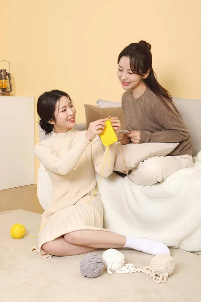 Asian Korean Women Best Friends Enjoying Knitting Hobby — Stock Photo, Image