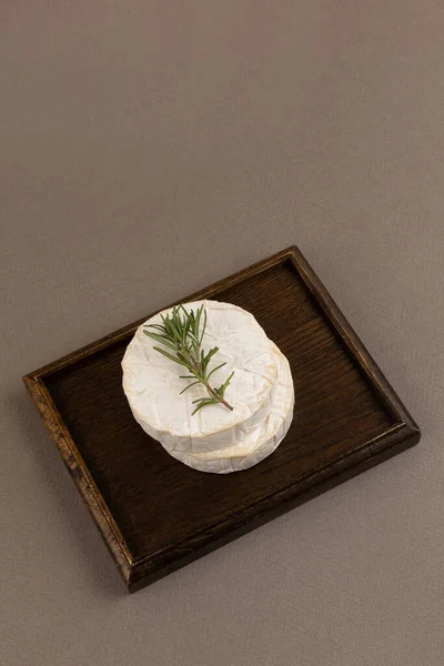 Rosemary Herb Brie Cheese Background Coklat — Stok Foto