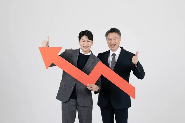 Conceito Negócio Coreano Asiático Velho Jovem Homens Segurando Gráfico Gráfico — Fotografia de Stock