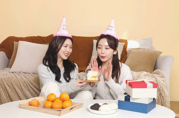 Asyalı Koreli Kadınların Iyi Arkadaşları Doğum Gününü Kutluyor Pasta Mumları — Stok fotoğraf