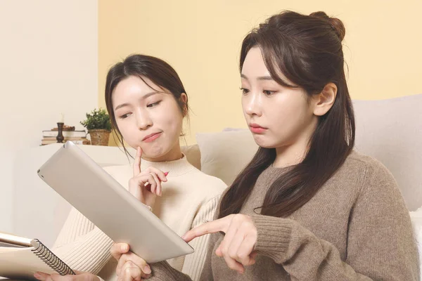 Азіатські Корейські Жінки Друзі Які Відвідують Онлайн Клас Дивитися Відео — стокове фото