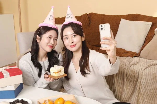 Asiático Coreano Mulheres Amigos Tomando Selfies Com Bolo — Fotografia de Stock