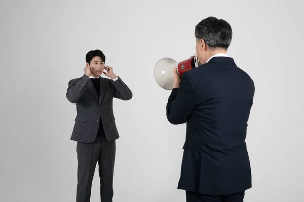 Business Concept Coreano Asiatico Vecchi Giovani Uomini Urlando Megafono — Foto Stock