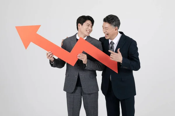 ビジネスコンセプト韓国系アジア人の高齢者と若い男性のグラフ — ストック写真