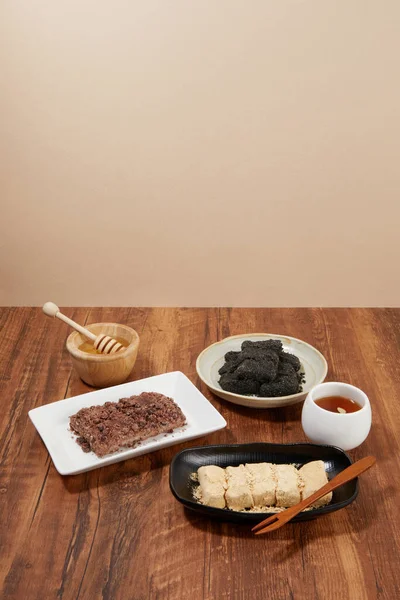 Makanan Penutup Tradisional Korea Set Kue Beras Kacang Hitam Injeolmi — Stok Foto