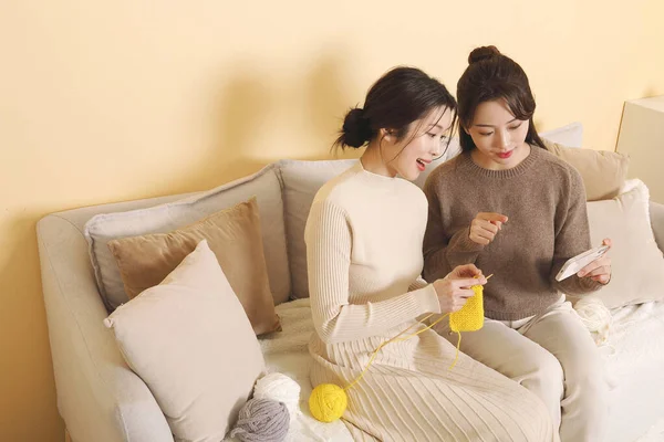 アジア系韓国人女性 趣味の編み物を楽しむ親友 — ストック写真