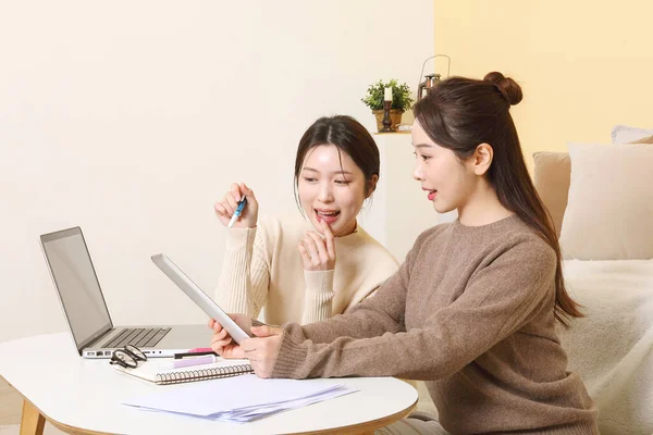 Asiático Coreano Mulheres Amigos Assistindo Online Classe Com Laptop Computador — Fotografia de Stock